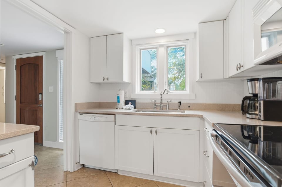 Villa, Multiple Beds, Kitchen (250 Stoney Creek Villa) | Private kitchen | Coffee/tea maker, dining tables