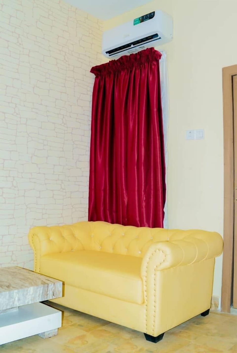 Signature Room | Desk, laptop workspace, free WiFi