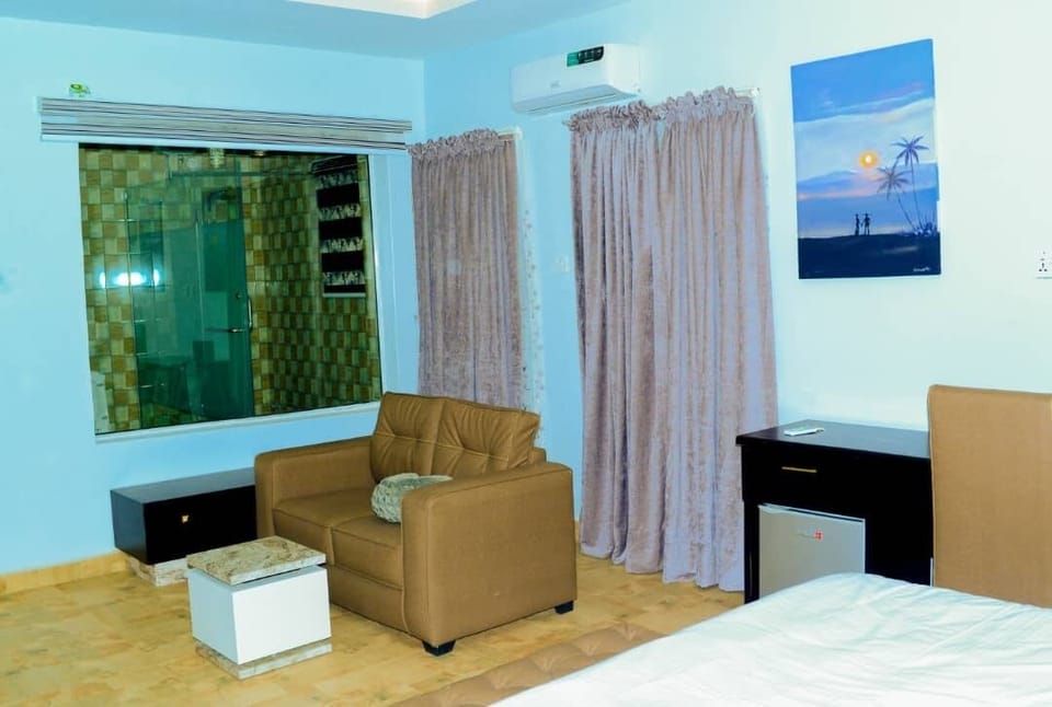 Signature Room | Desk, laptop workspace, free WiFi