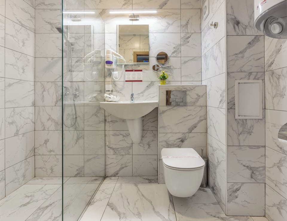 Deluxe Double Room, Balcony | Bathroom | Shower, free toiletries, towels, soap