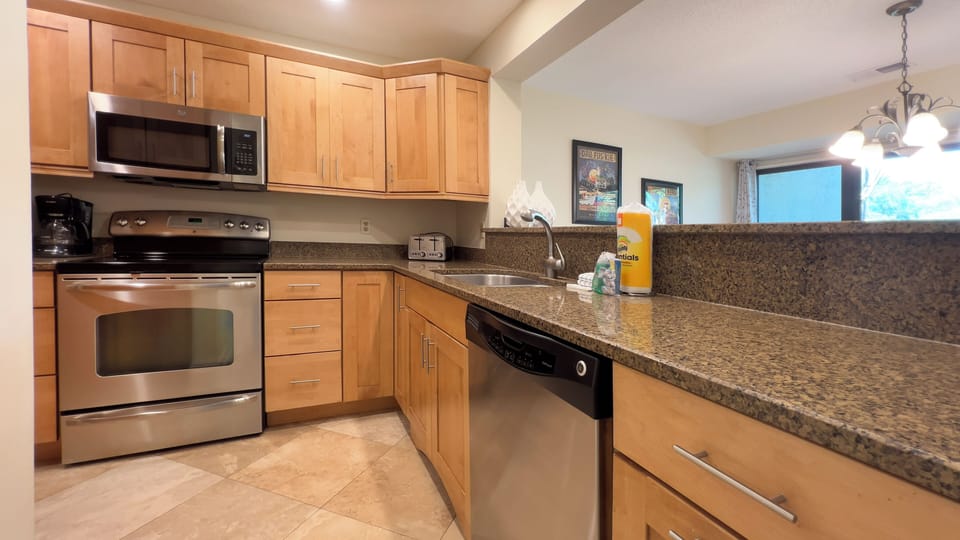 Villa, Multiple Beds, Patio, Golf View (499 Plantation Club Villas) | Private kitchen | Coffee/tea maker, dining tables