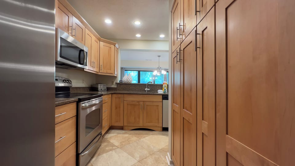 Villa, Multiple Beds, Patio, Golf View (499 Plantation Club Villas) | Private kitchen | Coffee/tea maker, dining tables