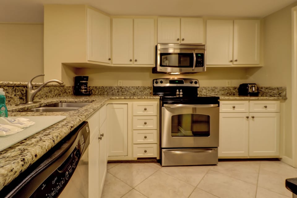Villa, Multiple Beds, Kitchen, Garden View (467 Plantation Club Villas) | Private kitchen | Coffee/tea maker, dining table