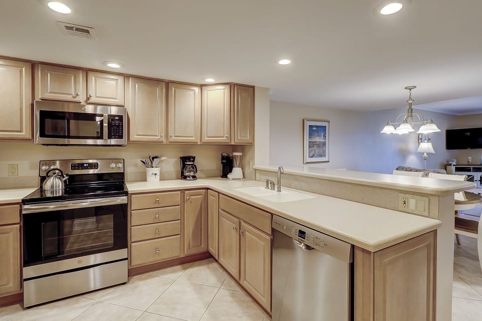 Villa, Multiple Beds, Kitchen, Golf View (477 Plantation Club Villas) | Private kitchen | Coffee/tea maker, dining table