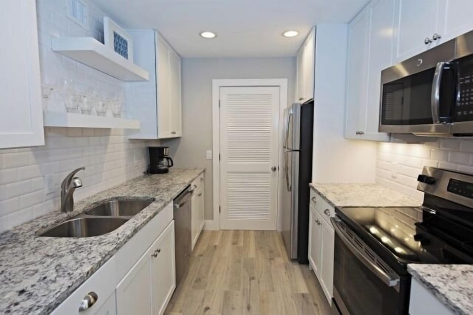 Villa, 1 King Bed with Sofa bed, Kitchen, Garden View (885 Ketch Court) | Private kitchen | Coffee/tea maker, dining tables