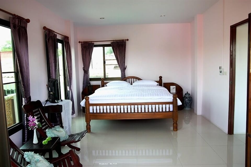 Room (PetchPailin / Petcharat (Large Room)) | Free WiFi