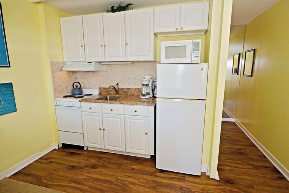 Villa, 1 King Bed with Sofa bed, Kitchen (861 Ketch Court) | Private kitchen | Coffee/tea maker, dining tables