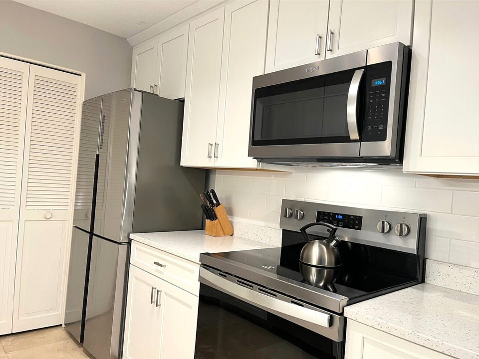 Villa, 1 King Bed with Sofa bed, Kitchen, Garden View (878 Ketch Court) | Private kitchen | Coffee/tea maker, dining tables