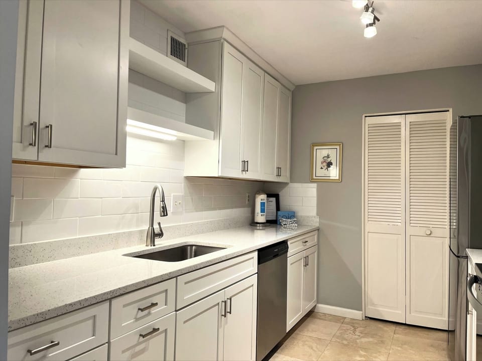 Villa, 1 King Bed with Sofa bed, Kitchen, Garden View (878 Ketch Court) | Private kitchen | Coffee/tea maker, dining tables