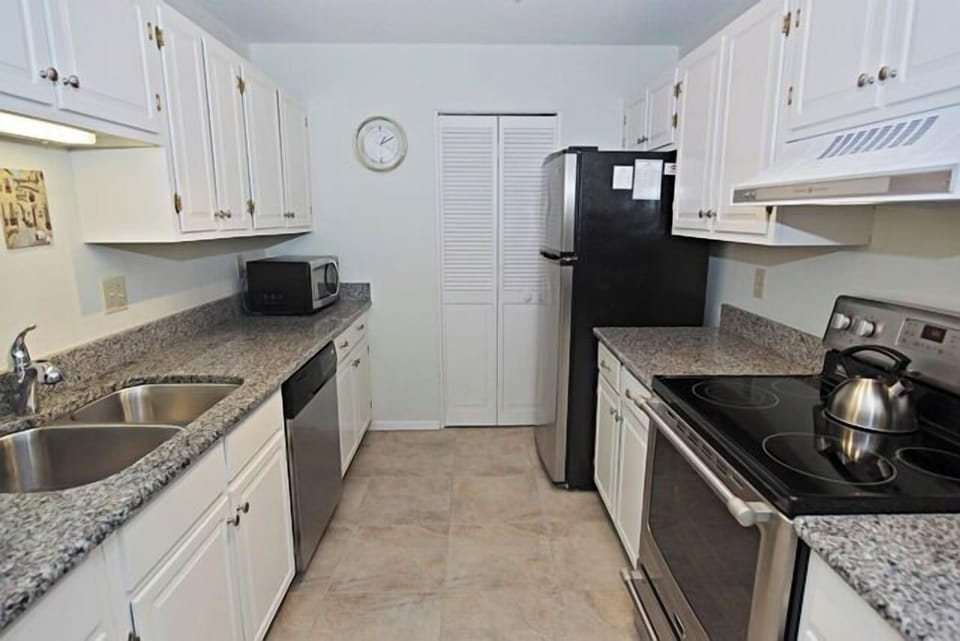 Villa, 1 King Bed, Kitchen, Garden View (916 Cutter Court) | Private kitchen | Coffee/tea maker, dining tables