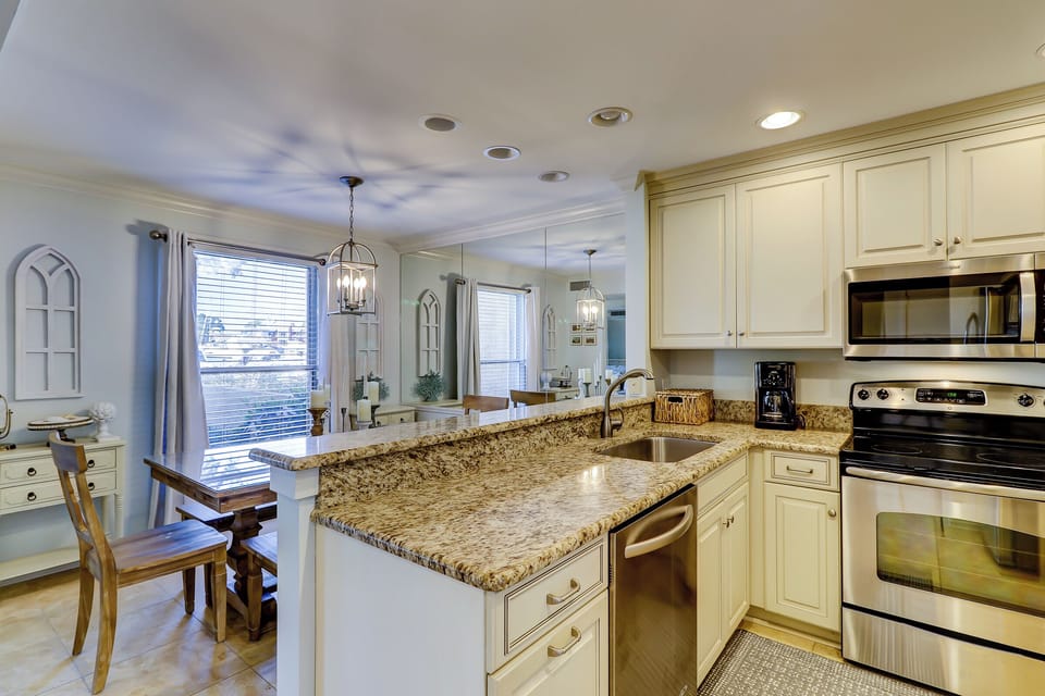 Villa, Multiple Beds, Kitchen (938 Cutter Court) | Private kitchen | Coffee/tea maker, dining tables