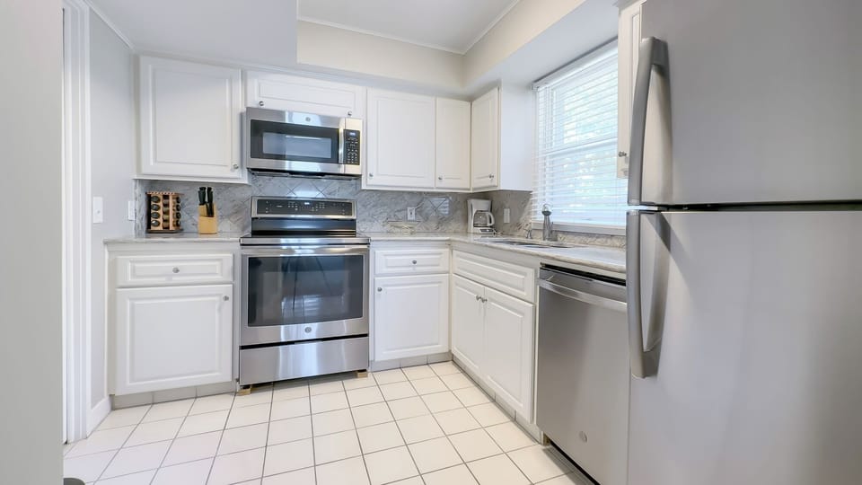 Villa, 1 King Bed, Kitchen (955 Cutter Court) | Private kitchen | Coffee/tea maker, dining tables
