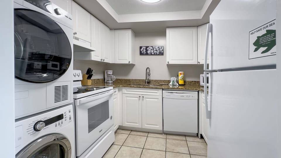 Villa, 1 King Bed with Sofa bed, Kitchen (1805 Bluff Villas) | Private kitchen | Coffee/tea maker, dining tables