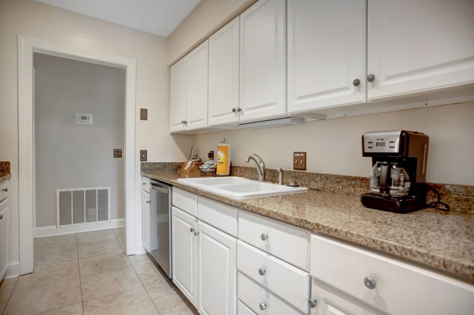 Villa, Multiple Beds, Kitchen, Garden View (1270 Harbour Town Club) | Private kitchen | Coffee/tea maker, dining table