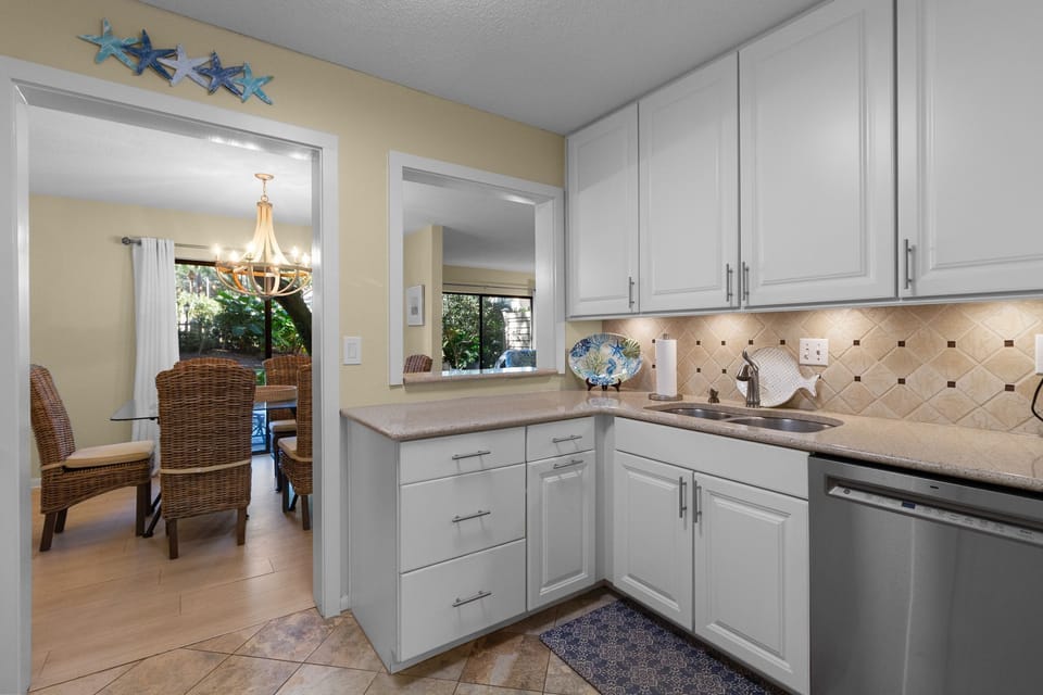 Villa, Multiple Beds, Kitchen (2201 Heritage Villas) | Private kitchen | Coffee/tea maker, dining tables