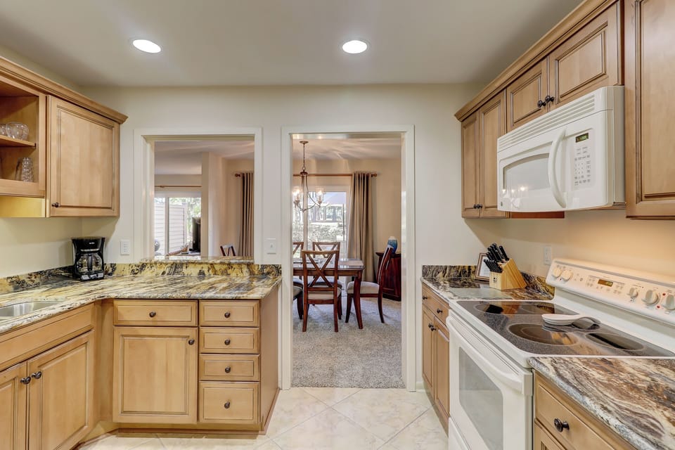 Villa, Multiple Beds, Kitchen, Golf View (2275 Heritage Villas) | Private kitchen | Coffee/tea maker, dining tables