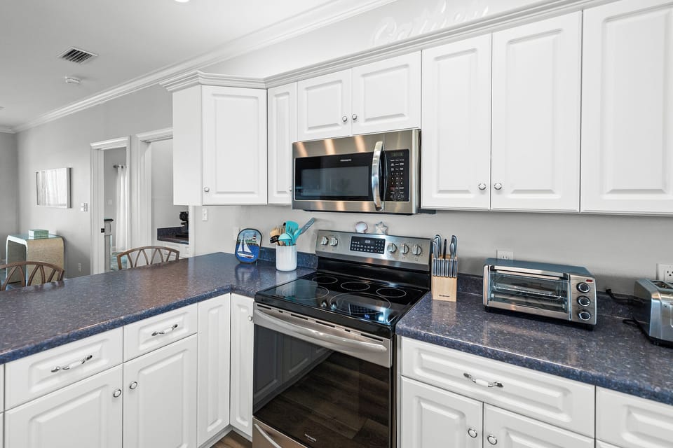 Fully stocked kitchen! 