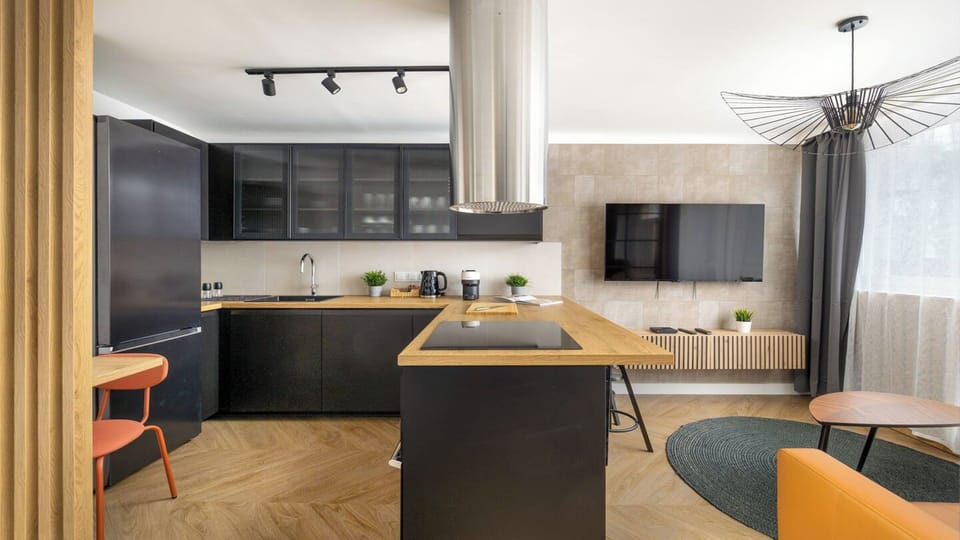 Studio (111) | Private kitchen | Fridge, stovetop, electric kettle, cookware/dishes/utensils