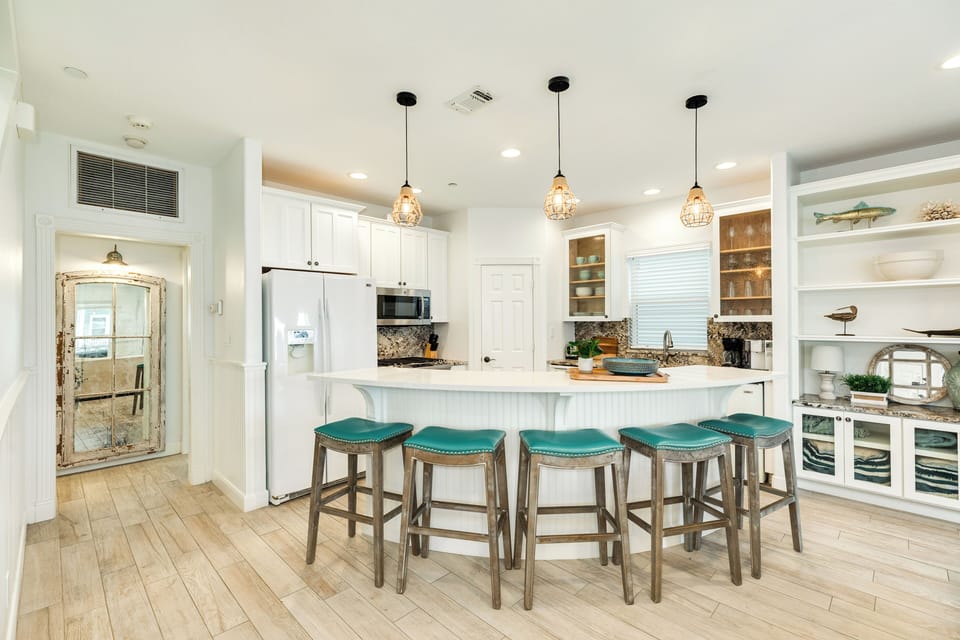 Additional seating for 5 at the adjacent breakfast bar