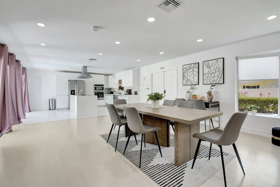 Family House, Pool View | Dining room