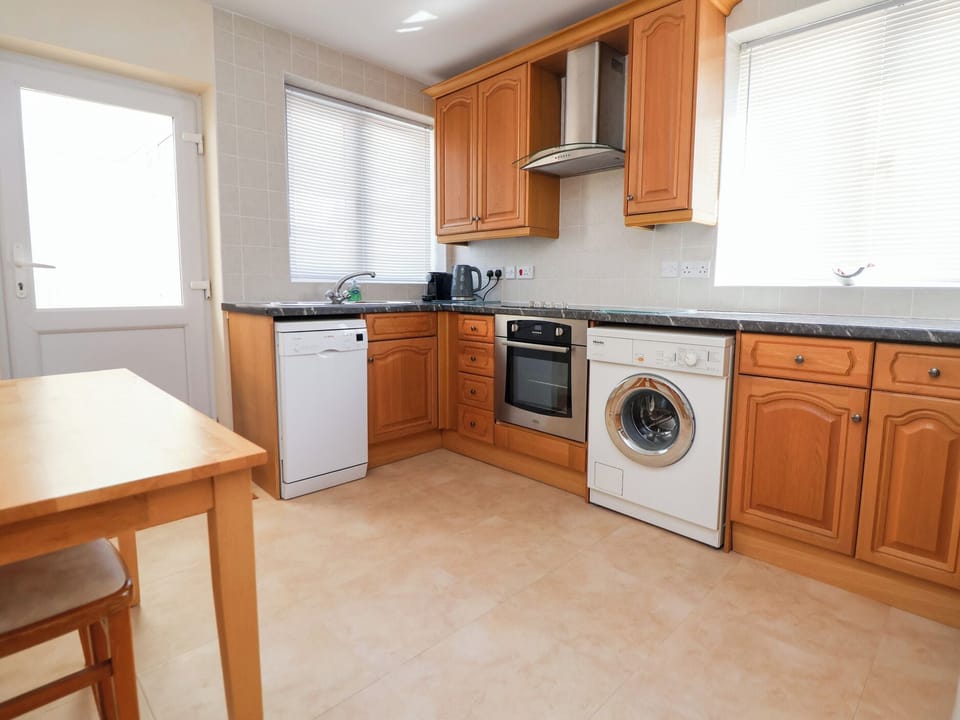 Cottage | Private kitchen | Fridge, dishwasher, cookware/dishes/utensils