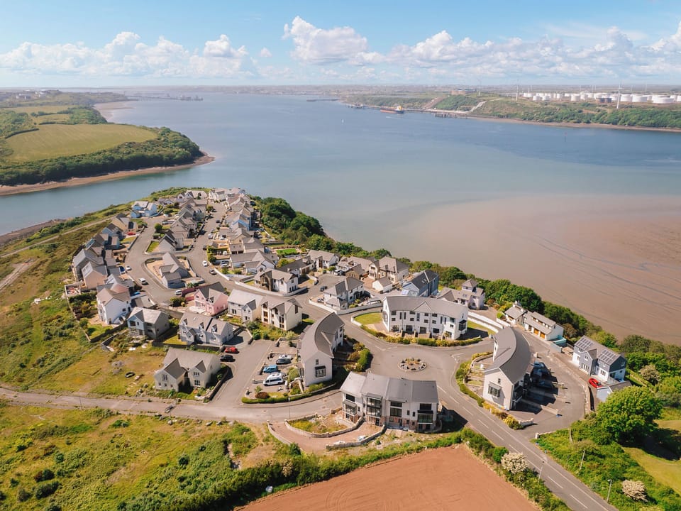 Setting | Crescent House, Pennar