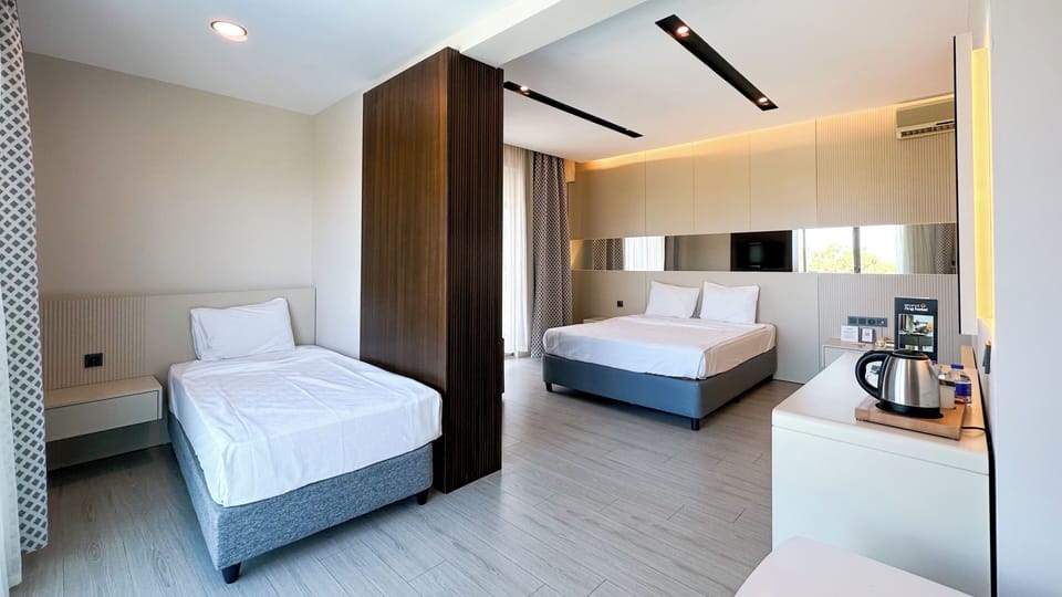 Suite, Non Smoking, Sea View | Minibar, free cribs/infant beds, free WiFi, bed sheets