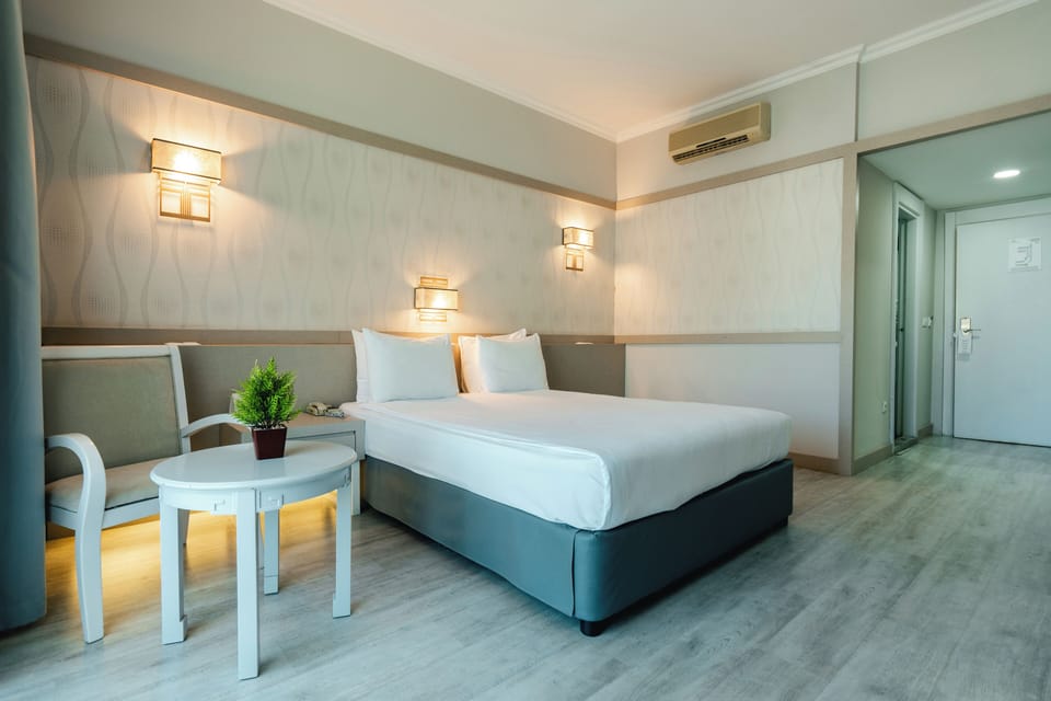 Standard Room, Non Smoking, Garden View | Minibar, free cribs/infant beds, free WiFi, bed sheets