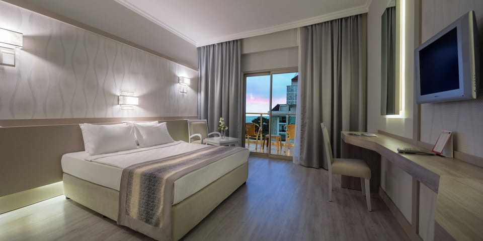 Standard Room, Non Smoking, Partial Sea View | Minibar, free cribs/infant beds, free WiFi, bed sheets