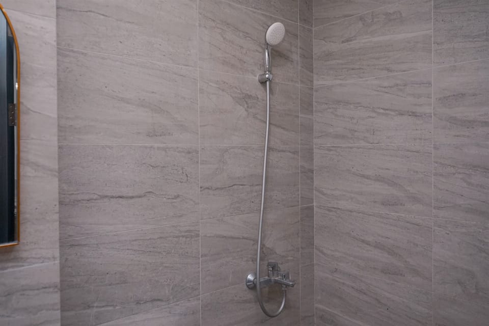 Good Deal and Comfy Studio at Collins Boulevard Apartment Apartment in Indonesia