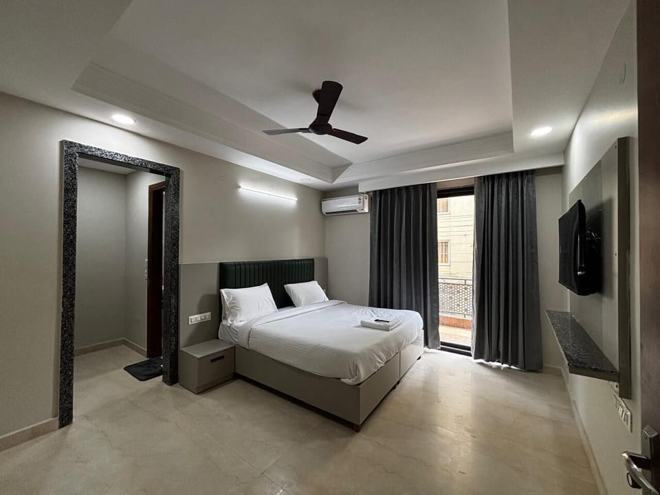 Deluxe Studio, Balcony | Premium bedding, laptop workspace, free WiFi, bed sheets