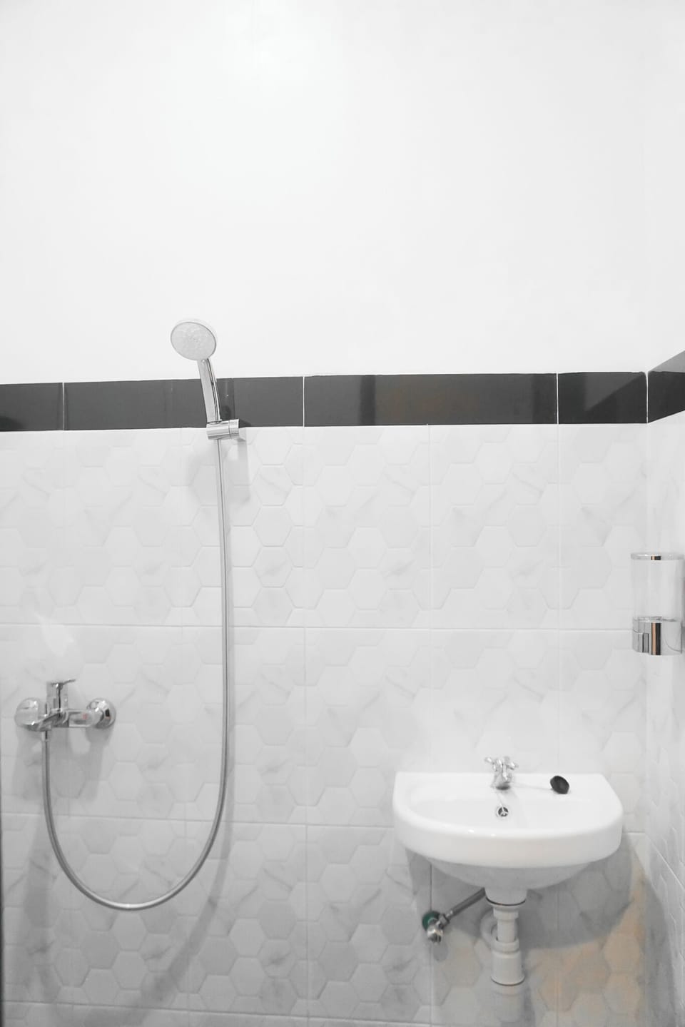 Twin Room, Non Smoking, City View | Bathroom | Shower, free toiletries, towels, soap