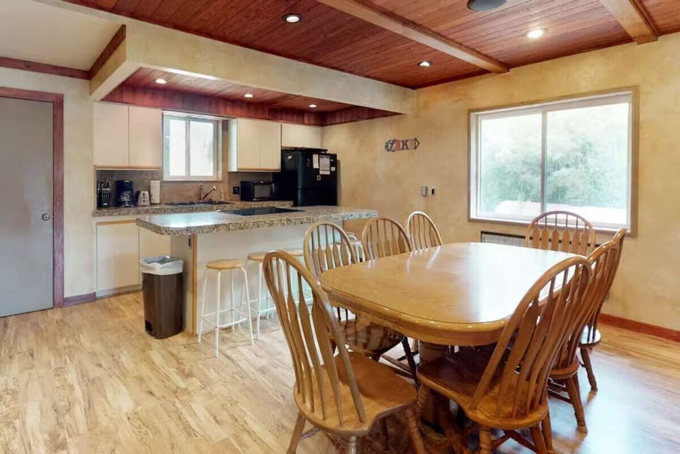 Seating for 8 at the dining table.