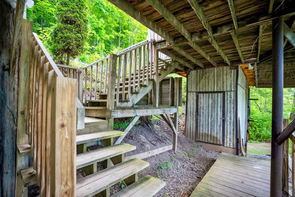 Guests should be prepared for a short uphill climb to reach the cabins above