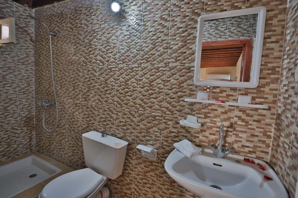 Classic Double Room | Bathroom | Shower, bathrobes, slippers, towels