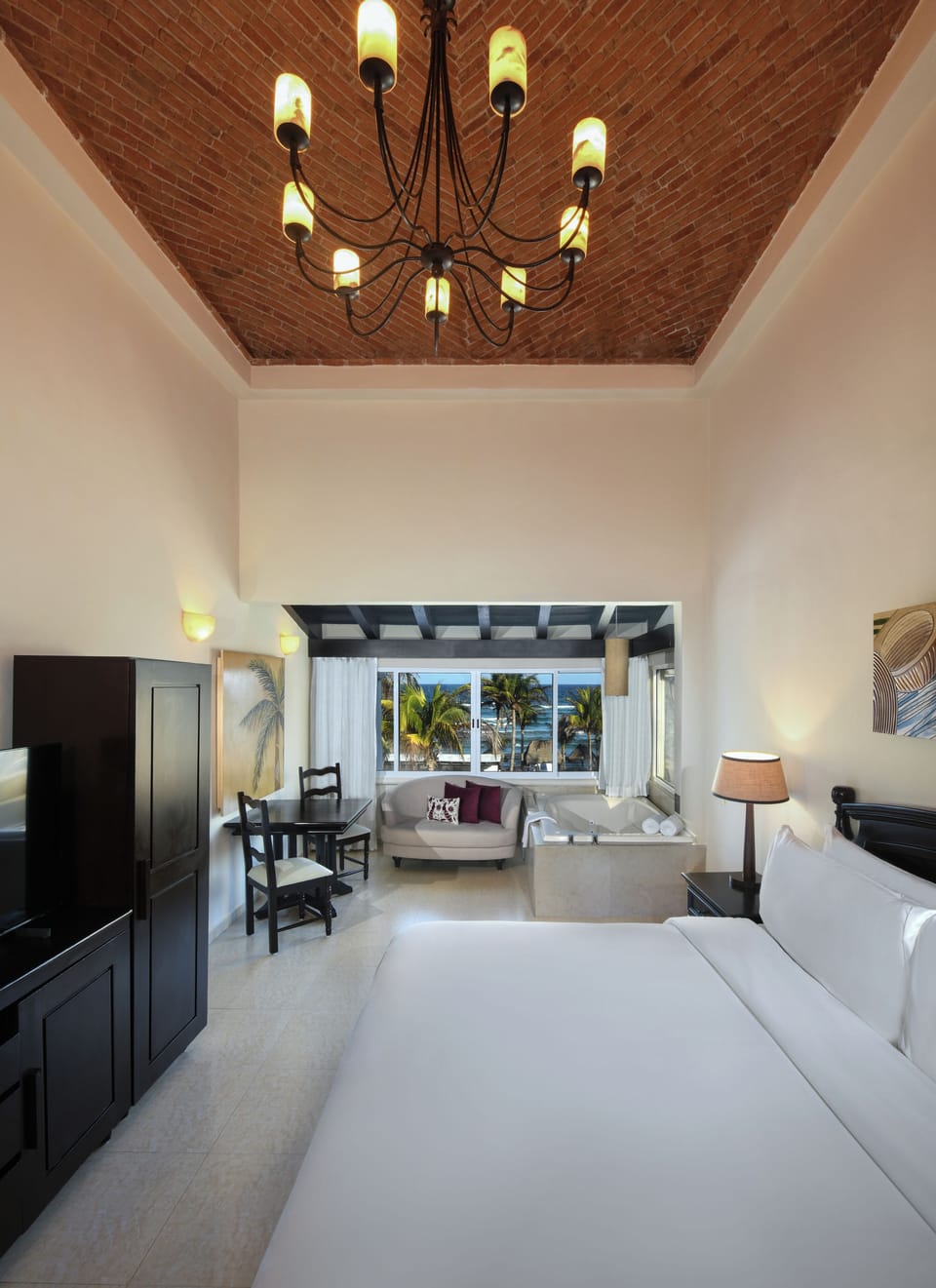 OCEANFRONT DOME SUITE | Free minibar, in-room safe, desk, laptop workspace