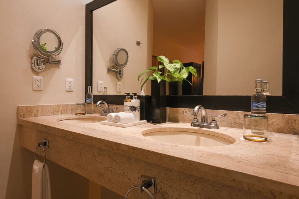 Combined shower/tub, jetted tub, bathrobes, slippers