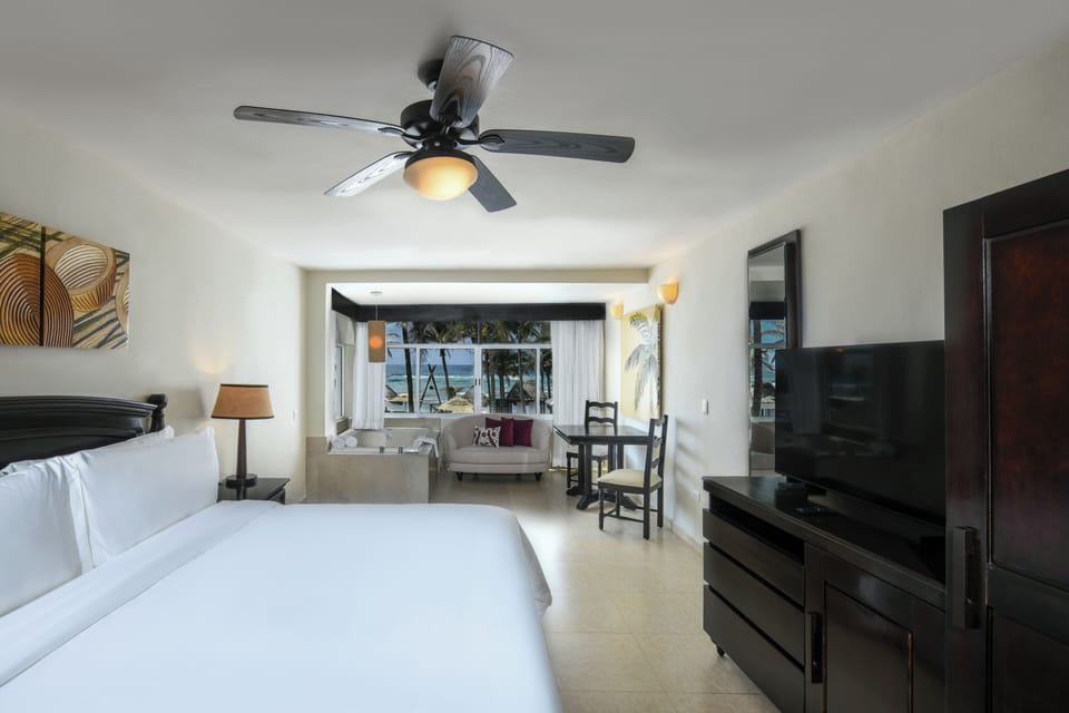 OCEANFRONT JUNIOR SUITE | Free minibar, in-room safe, desk, laptop workspace