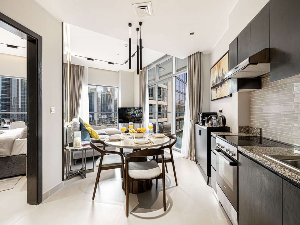 Bright Open-Plan Kitchen &amp; Dining Area – Perfect for Home-Cooked Meals with City Views