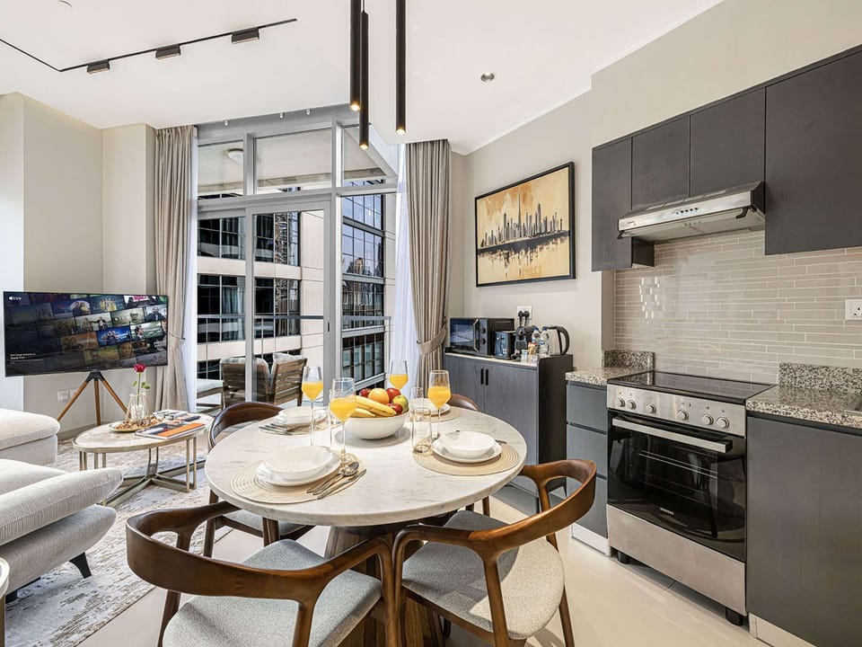 Fully Equipped Modern Kitchen &amp; Dining – Perfect for Home-Cooked Meals or Casual Evenings In
