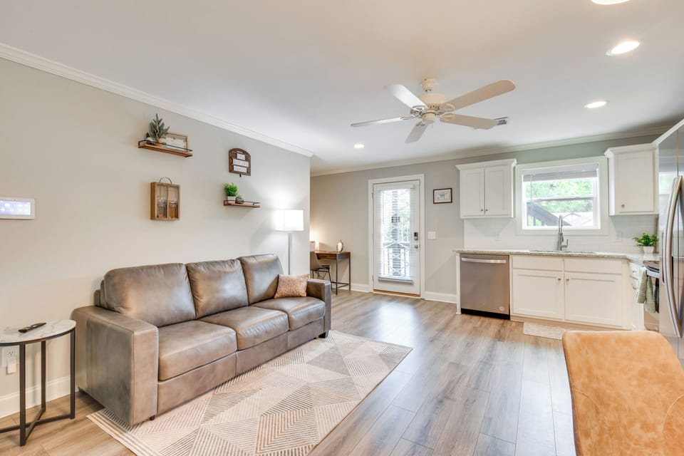 Living Room | Queen Sleeper Sofa | Free WiFi (Shared Access) | Smart TV