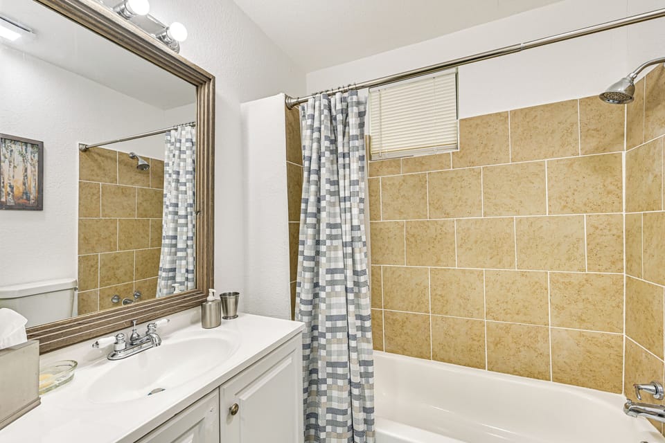 Full Bathroom | Towels Provided