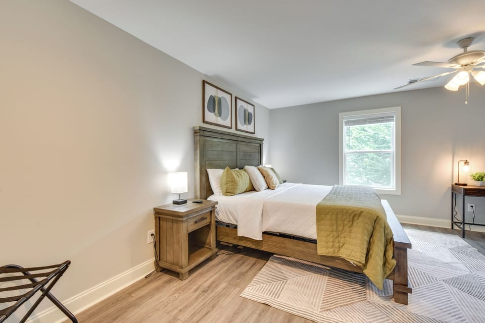 Bedroom | King Bed | Smart TV