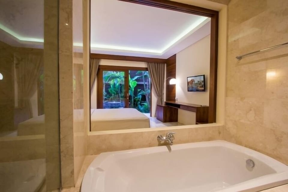 Deluxe Room | Deep soaking bathtub