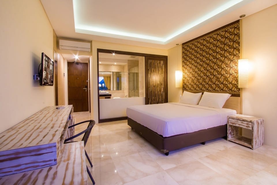 Deluxe Room | Minibar, in-room safe, desk, free cribs/infant beds