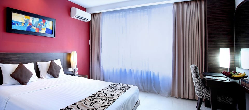 Deluxe Room, 1 King Bed | Minibar, in-room safe, desk, rollaway beds