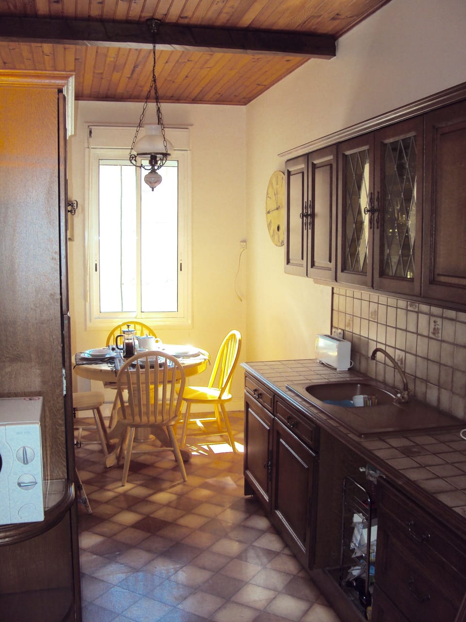 Breakfast Kitchen adjacent to the Living Room. Seating area & extendable table.