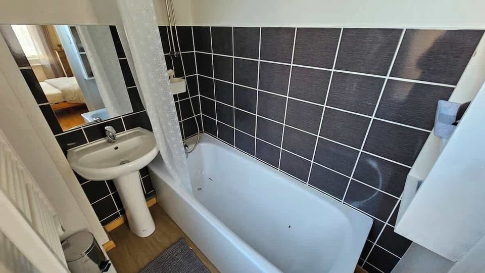 Salle-de-bain avec baignoire et sèche cheveux.
Toilettes séparées.