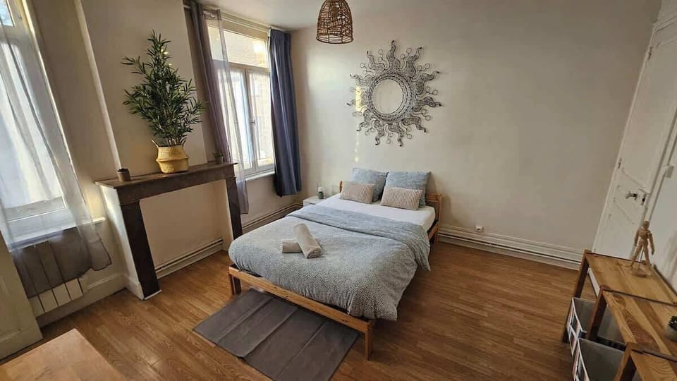 Chambre avec lit double et espace bureau.