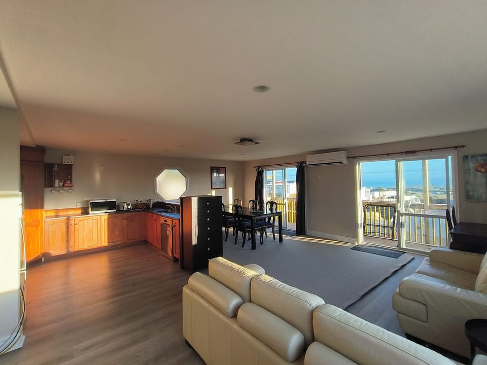 kitchen / dining / 1st lounge